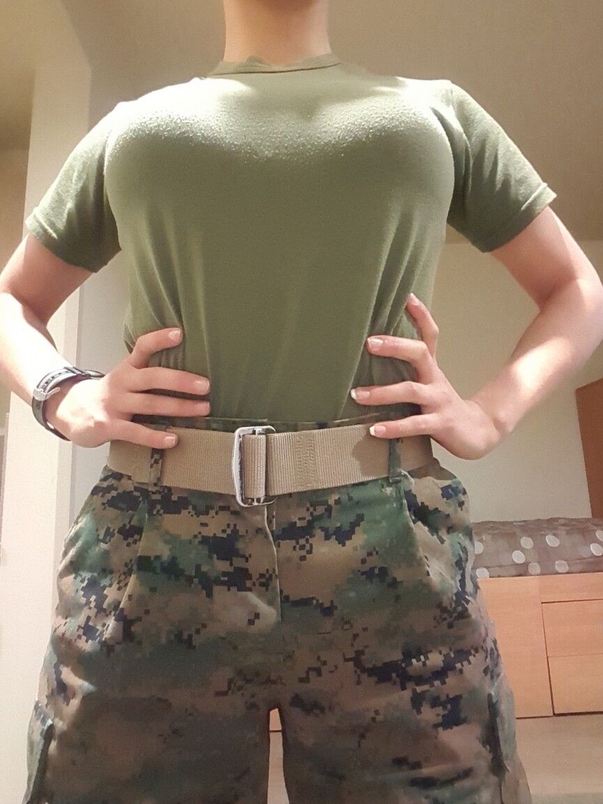 15P 素晴らしい巨乳を持つ軍人美女がベッドの上で魅力的な曲線を誇示します
