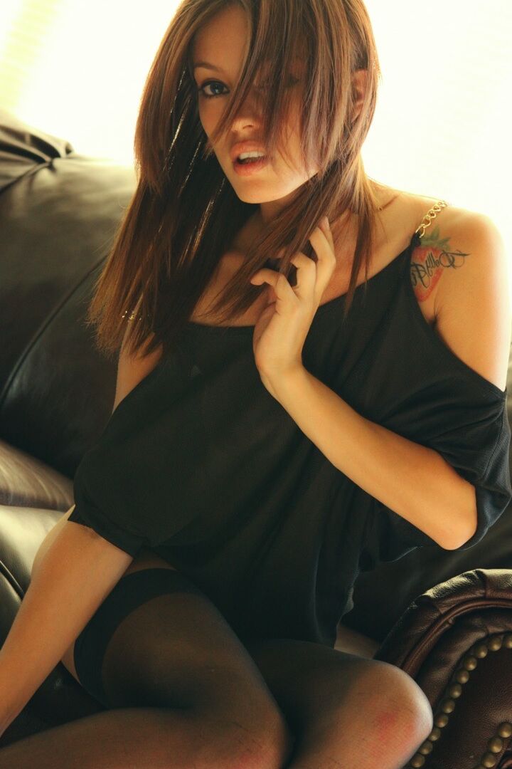 15P La hermosa Ashley Doll se abre el coño con los dedos mientras usa medias