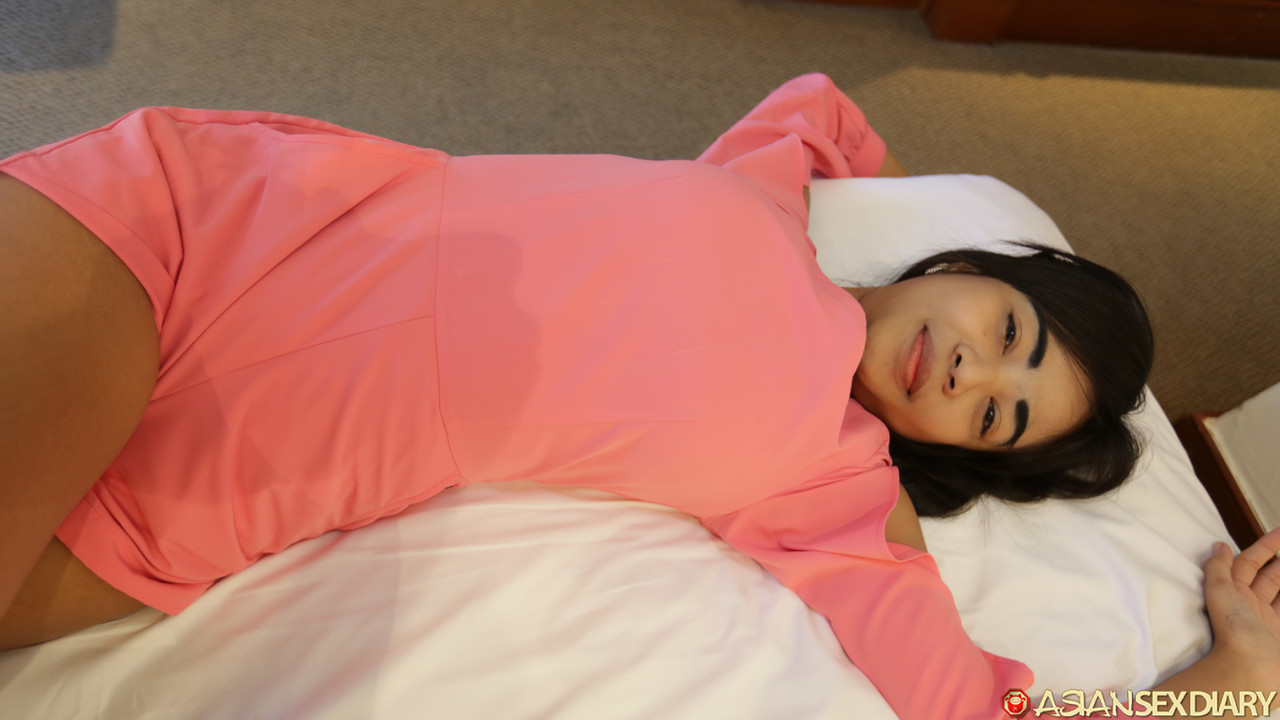21P Das schöne asiatische Babe May D zeigt bei einem POV-Fick ihre großen natürlichen Titten