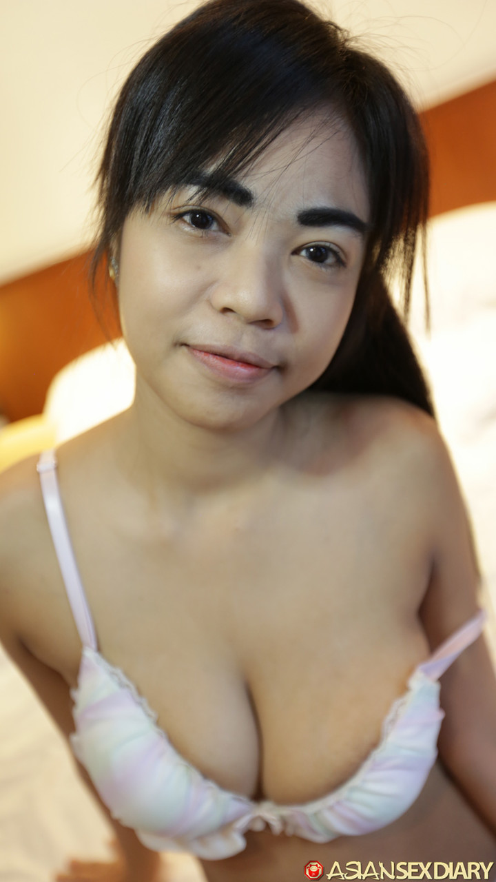 21P Das schöne asiatische Babe May D zeigt bei einem POV-Fick ihre großen natürlichen Titten