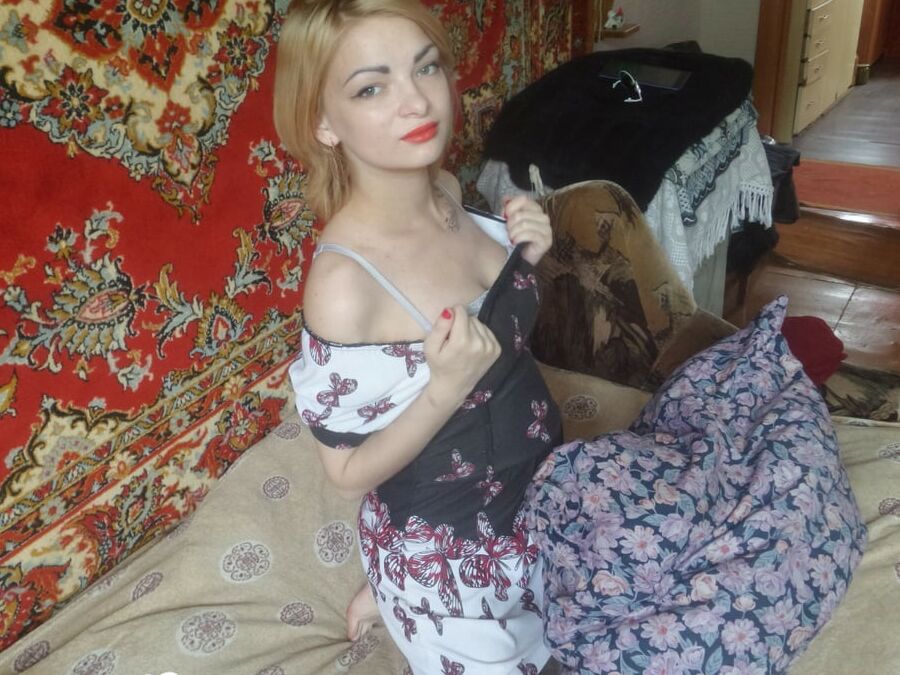 21P Kinky rubia amateur hace alarde de su delicioso coño afeitado y su gran culo caliente