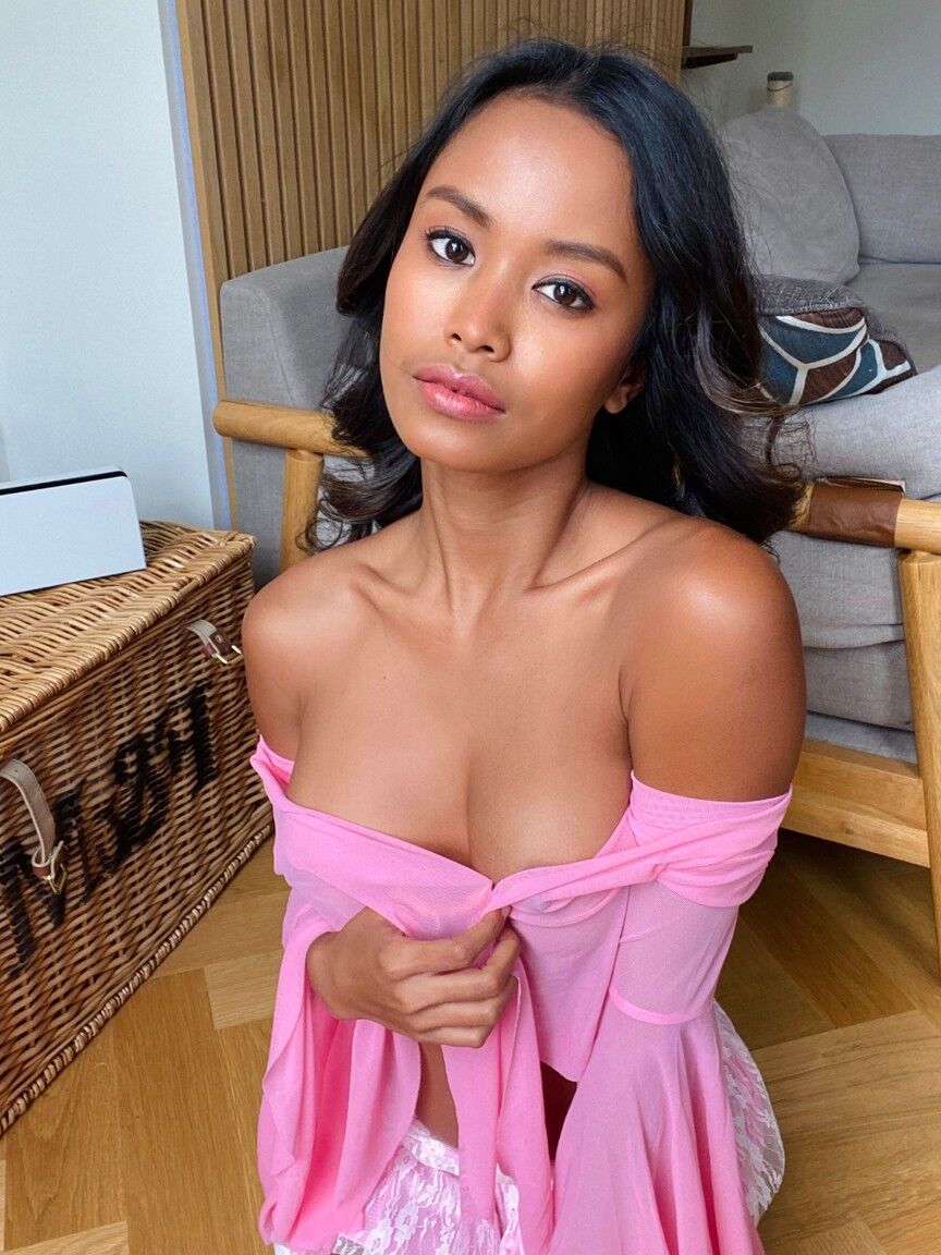 13P La magnifique amateur Putri Cinta enlève son haut transparent