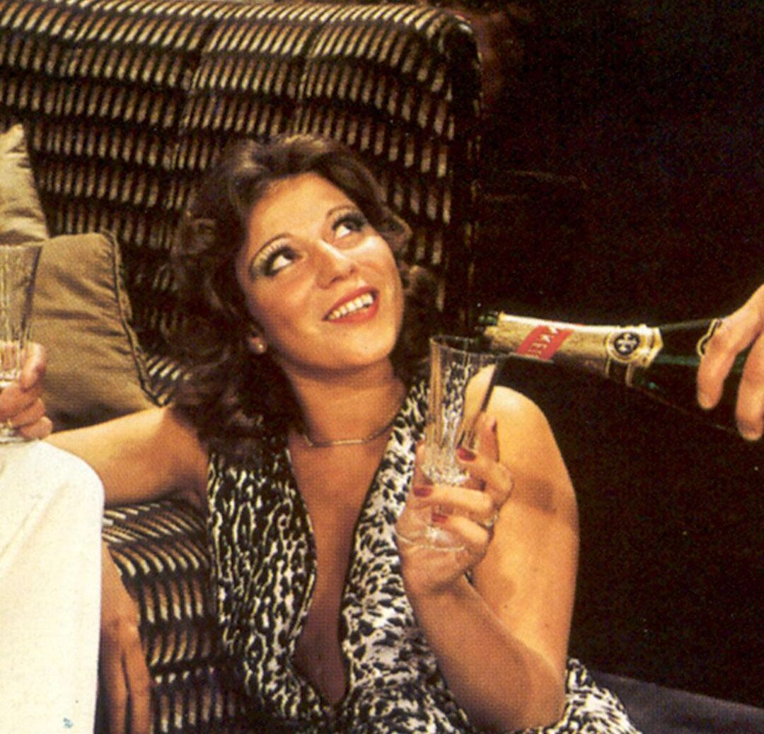 20P Une nympho sexy échange son mari blond avec sa meilleure amie dans un plan à 4 vintage