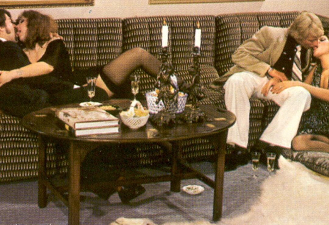 20P Une nympho sexy échange son mari blond avec sa meilleure amie dans un plan à 4 vintage