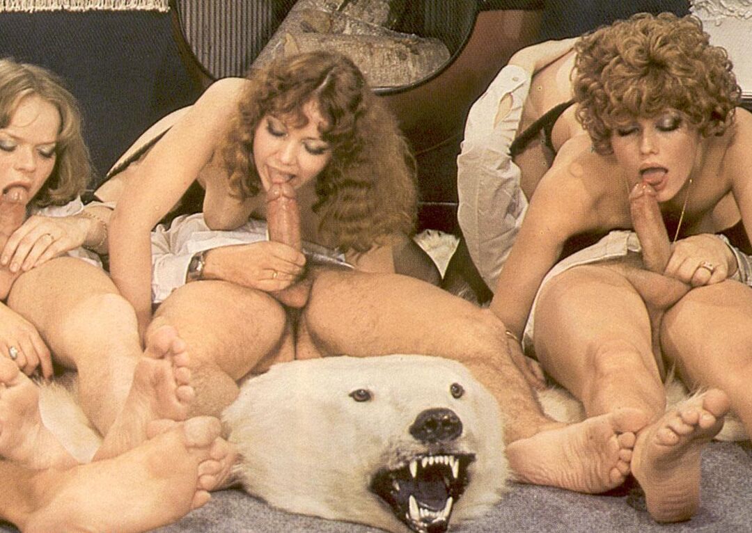 20P Une nympho sexy échange son mari blond avec sa meilleure amie dans un plan à 4 vintage