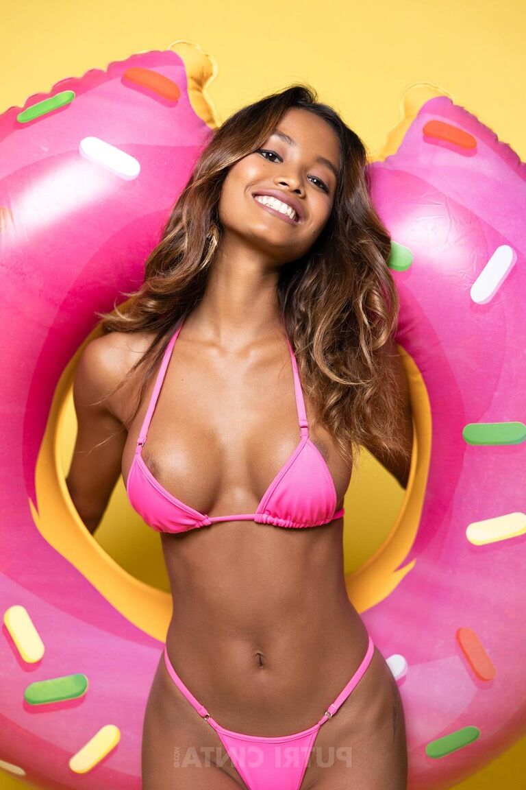21P Nena flaca se quita el bikini para provocar con su cuerpo seductor y sus tetas perfectas