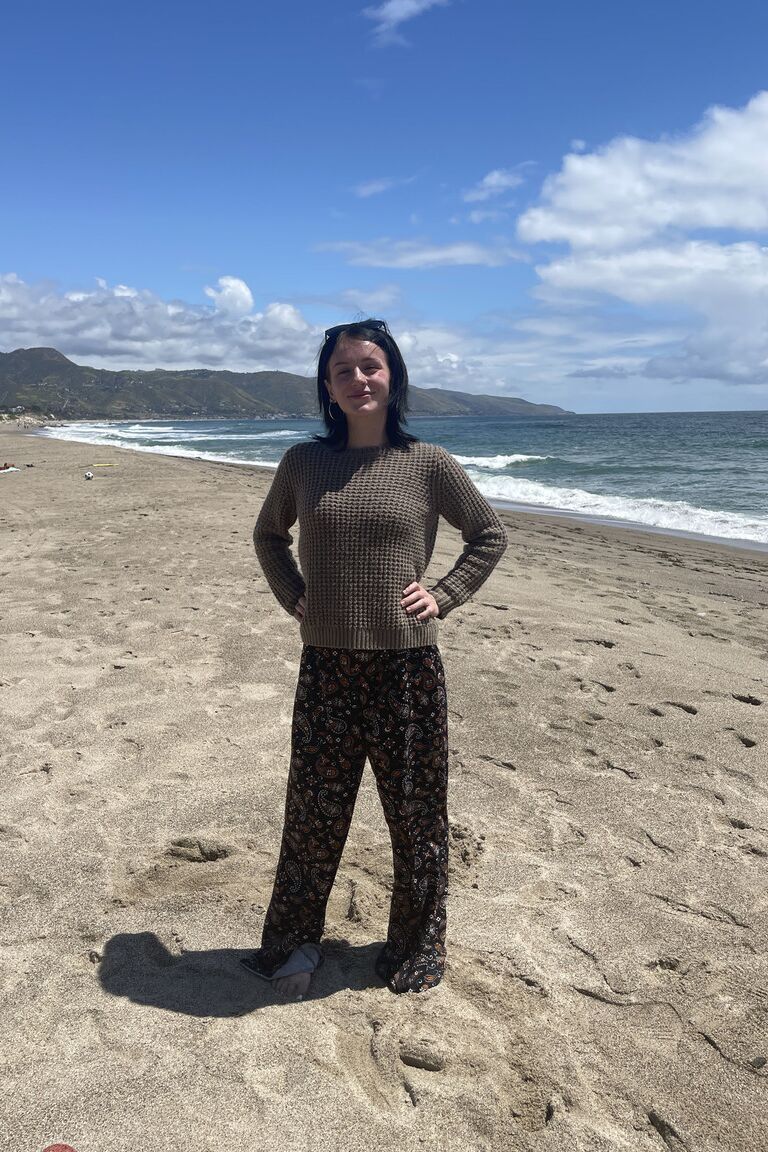 21P Doce adolescente amadora Rosalyn Sphinx exibe seus pés e buracos quentes de perto