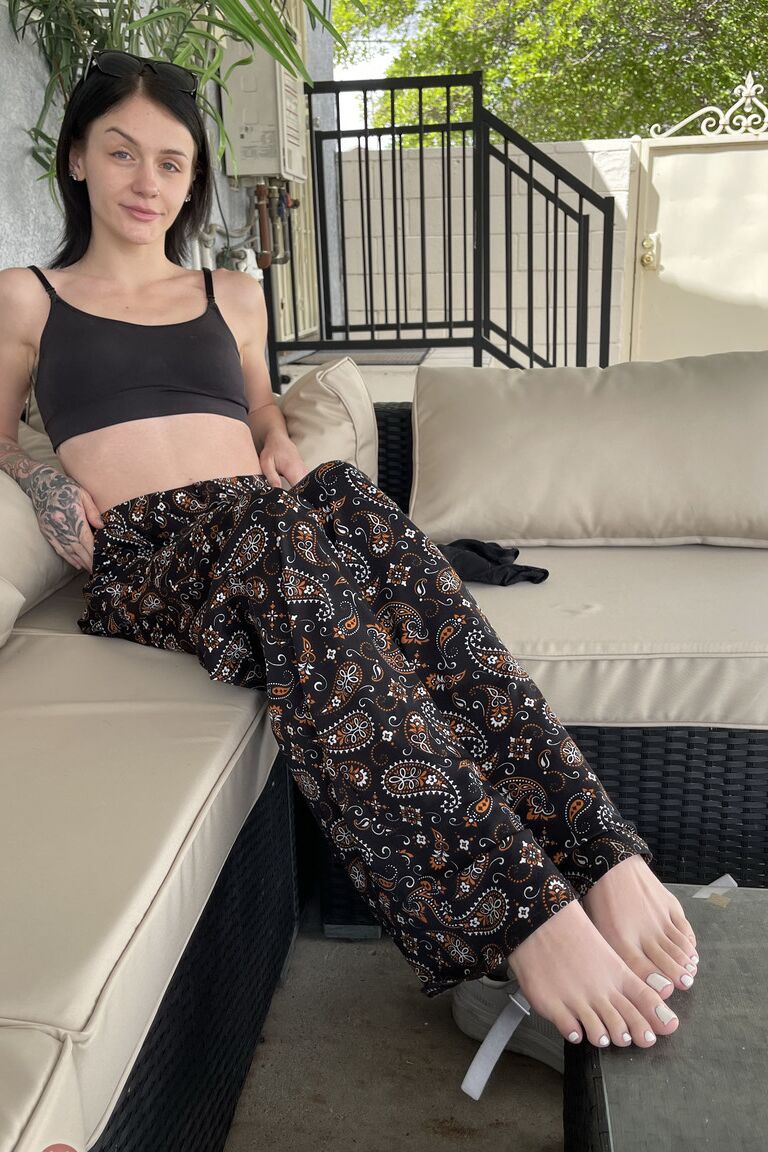 21P Doce adolescente amadora Rosalyn Sphinx exibe seus pés e buracos quentes de perto