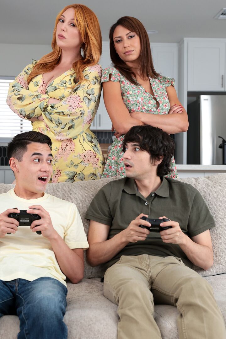 16P リッキー スパニッシュとフアン ロコが一緒にビデオ ゲームをプレイしています。