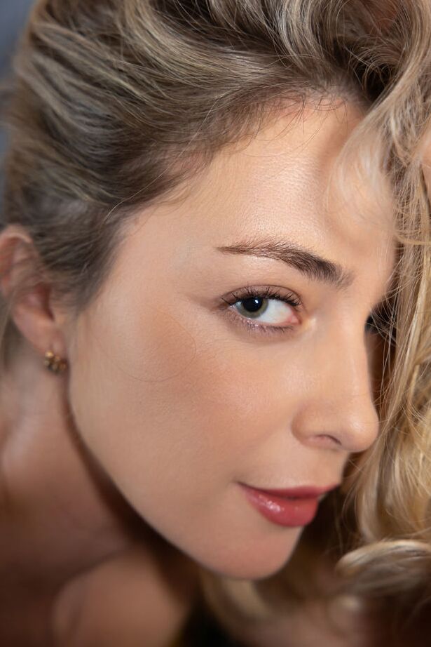 18P Linda adolescente loira Emerald Ocean tira um maiô preto para ficar nua