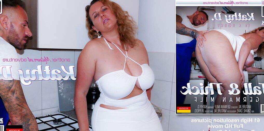 11P Die reife Frau Kathy D spielt vor dem Sex in der Küche mit ihren großen Titten