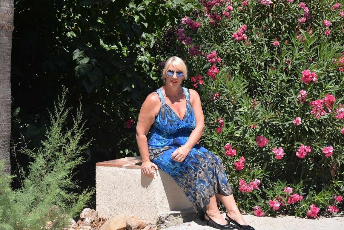 Die 16P reife, blonde, fette Melody zieht ihr Kleid aus, um in ihrer Unterwäsche zu posieren