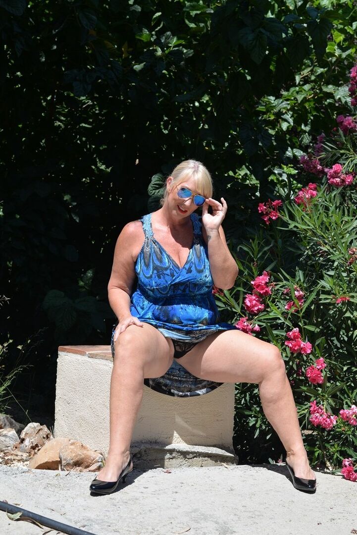 Die 16P reife, blonde, fette Melody zieht ihr Kleid aus, um in ihrer Unterwäsche zu posieren