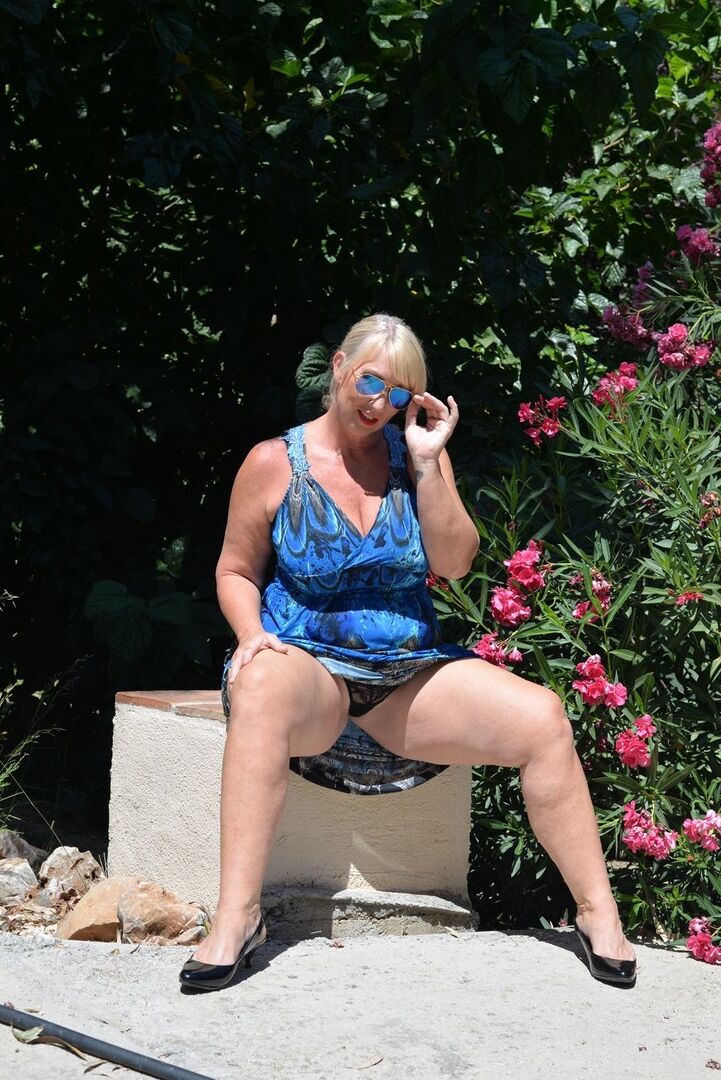 Die 16P reife, blonde, fette Melody zieht ihr Kleid aus, um in ihrer Unterwäsche zu posieren