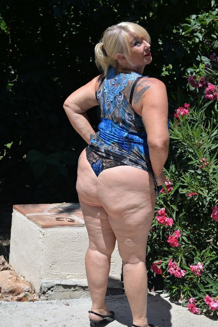 Die 16P reife, blonde, fette Melody zieht ihr Kleid aus, um in ihrer Unterwäsche zu posieren