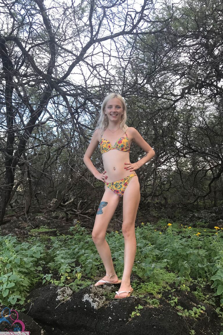 21P A namorada amadora Kate Bloom expõe sua vulva e peitos pequenos por toda a cidade