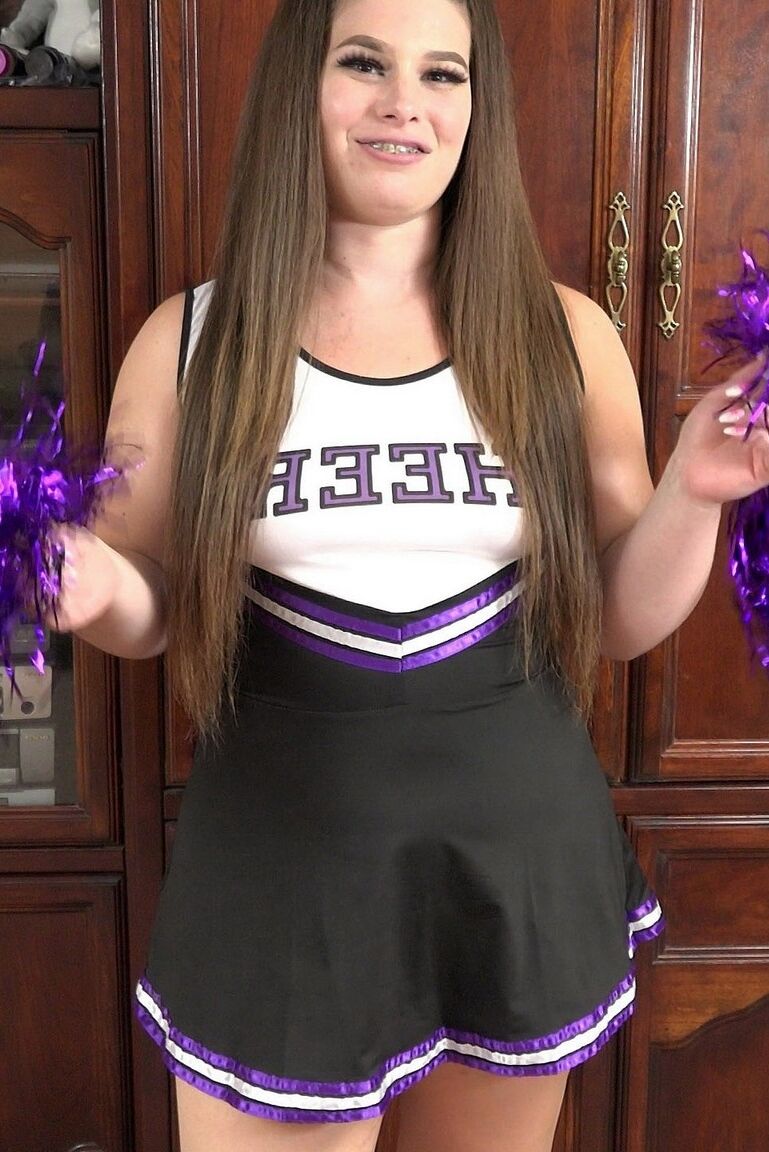 21P Die fette Cheerleaderin Lexxxi Nicole Scarlet gibt vor einem leidenschaftlichen POV-Fick einen Blowjob