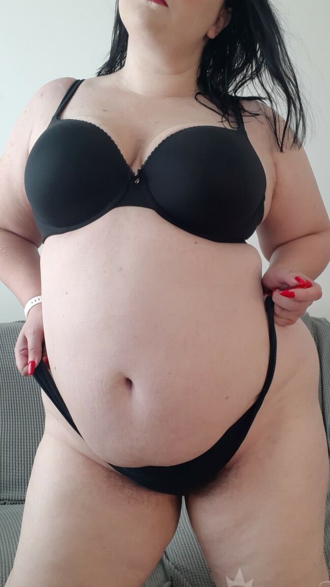 13P Amador BBW Katy Churchill tira sua lingerie preta