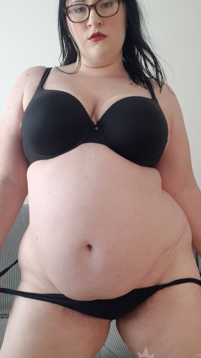 13P Amador BBW Katy Churchill tira sua lingerie preta