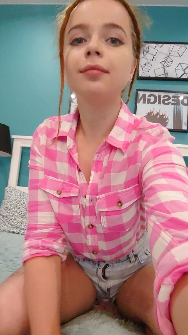 15P Une amatrice ludique au gingembre expose ses petits seins dans sa compilation de selfies