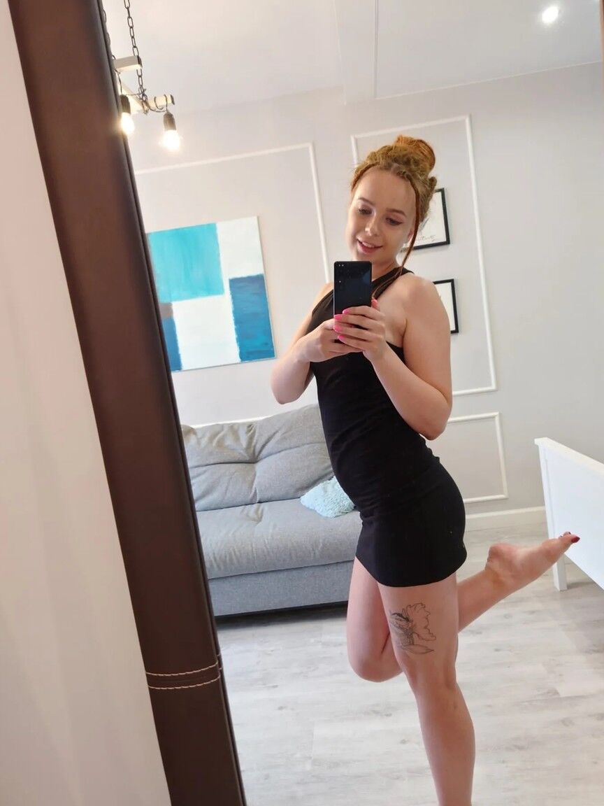 15P Une amatrice ludique au gingembre expose ses petits seins dans sa compilation de selfies