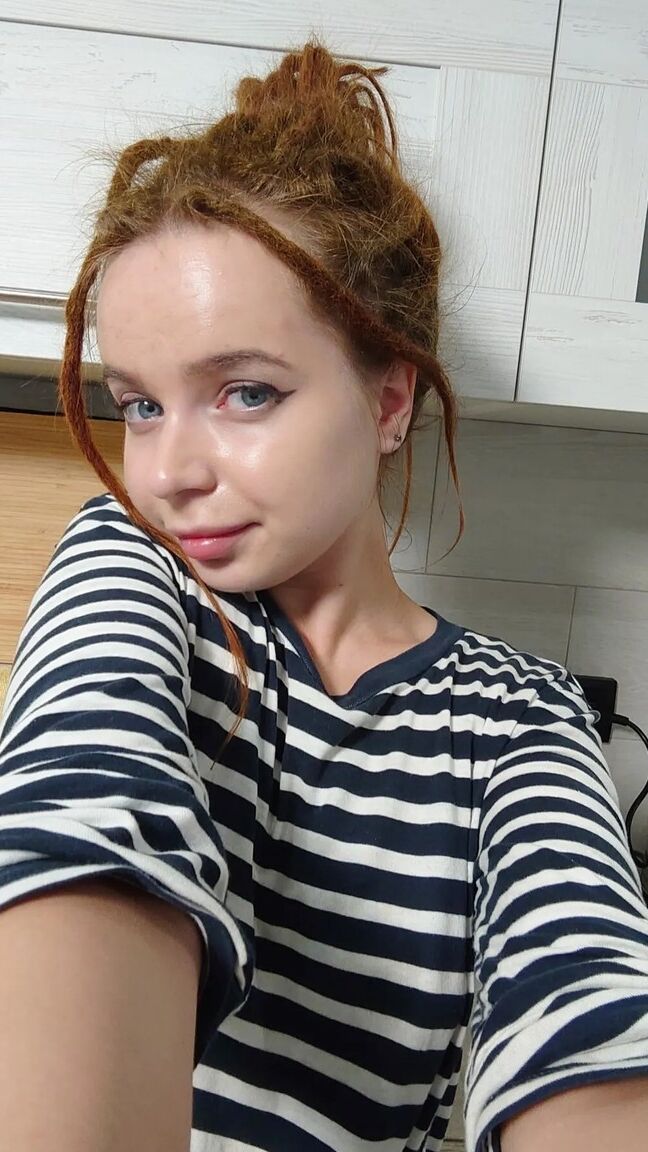 15P Une amatrice ludique au gingembre expose ses petits seins dans sa compilation de selfies