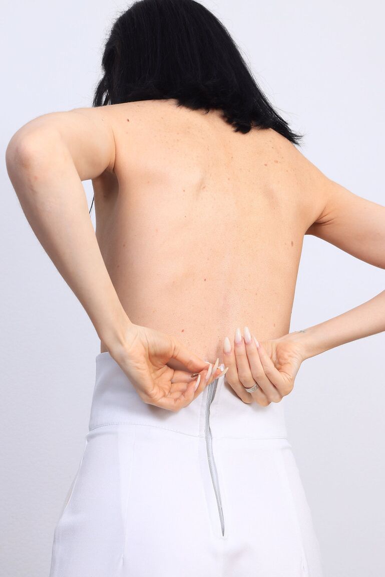 16P 30人以上のブルネットのロキシー・ロズがバイブレーターでオナニーする前に解凍する