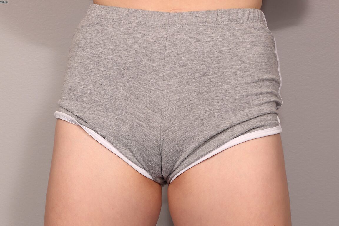 15P La jeune blonde Melody Marks emmène des jouets sexuels sur sa chatte d'atterrissage sur un tapis