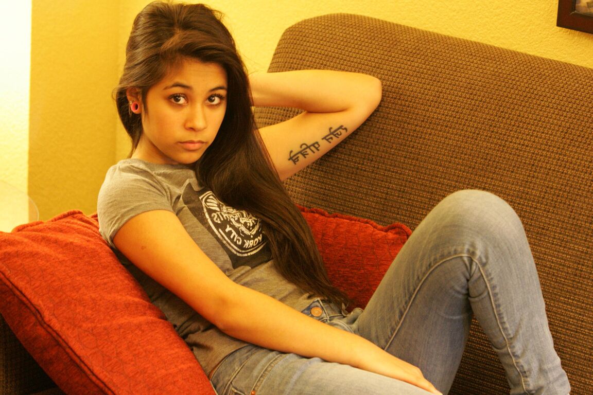 21P Linda modelo adolescente árabe posando de camisa e jeans justos em um casting