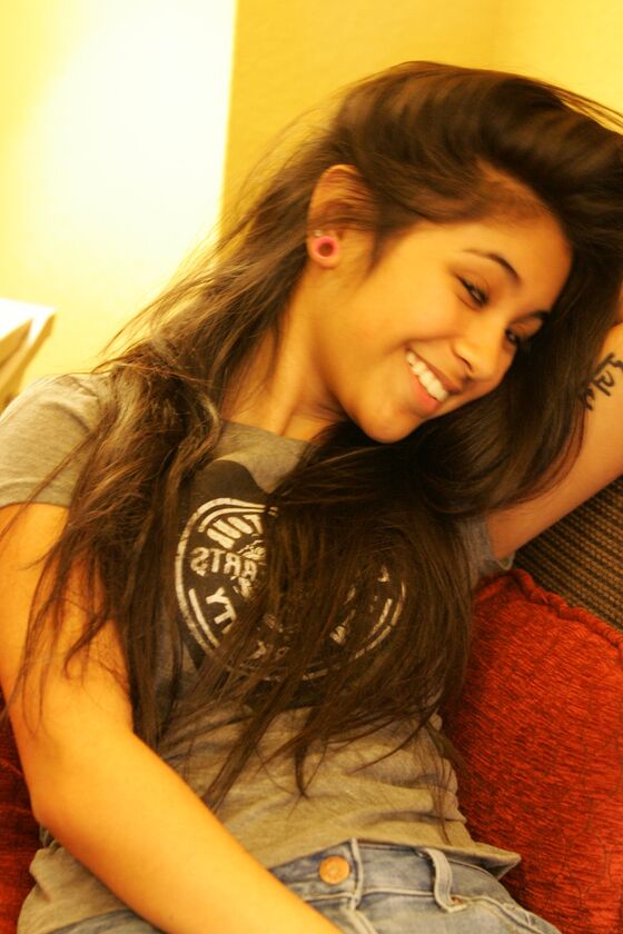 21P Linda modelo adolescente árabe posando de camisa e jeans justos em um casting