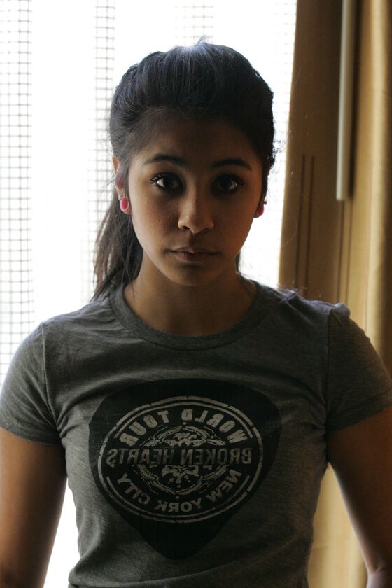 21P Linda modelo adolescente árabe posando de camisa e jeans justos em um casting