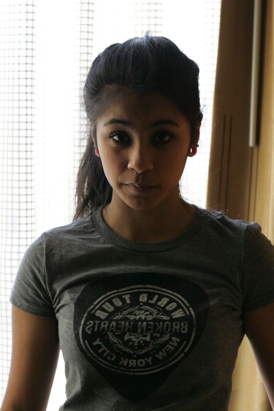 21P Linda modelo adolescente árabe posando de camisa e jeans justos em um casting
