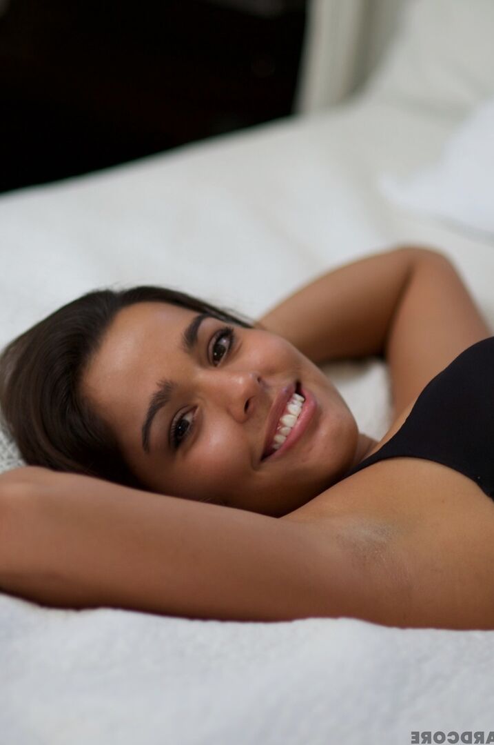 16P A morena sexy Heavenly Smut brinca em uma cama com um sutiã preto e conjunto de calcinha