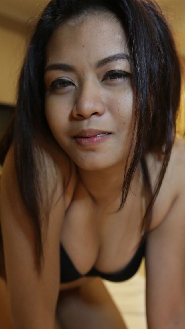 21P Ang, une asiatique sexy, se fait baiser après avoir montré ses seins