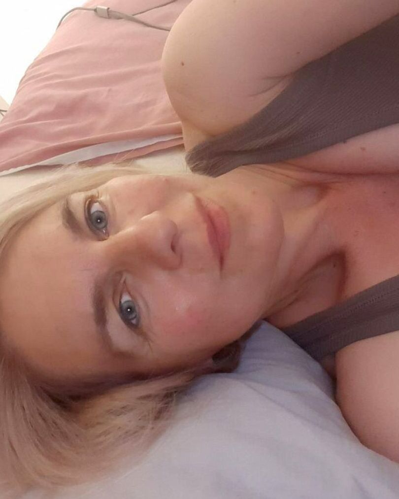 16P Vovó loira posa nua e brinca com sua bunda grande em ação amadora sexy