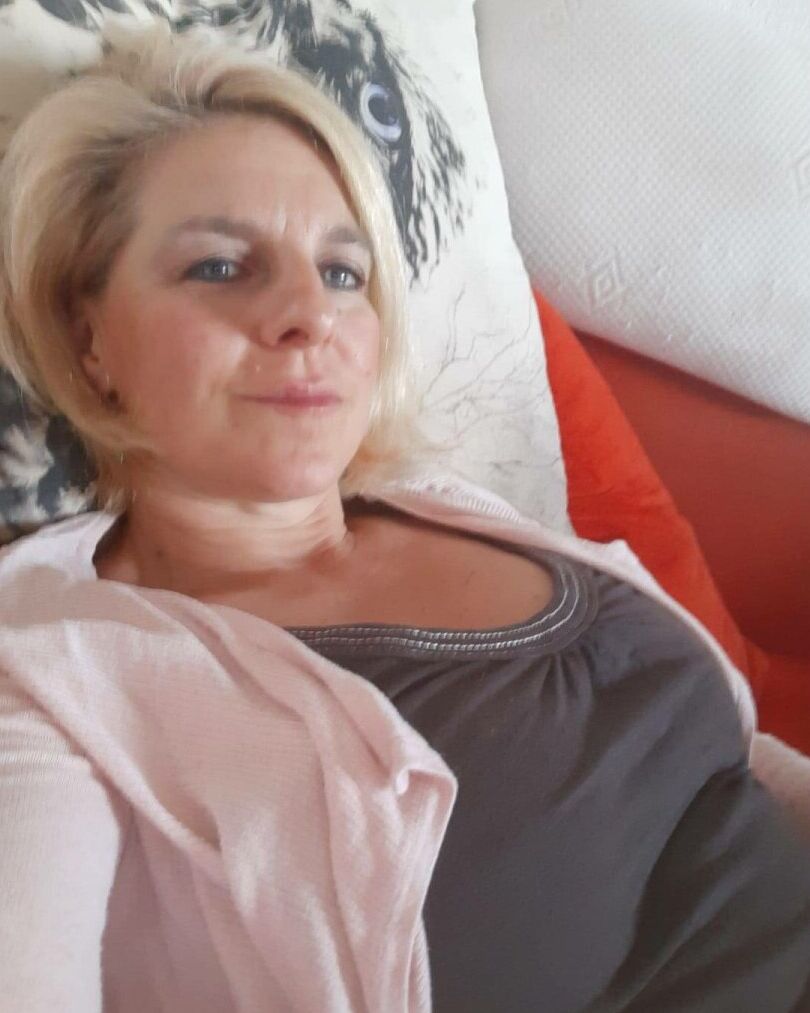 16P Vovó loira posa nua e brinca com sua bunda grande em ação amadora sexy