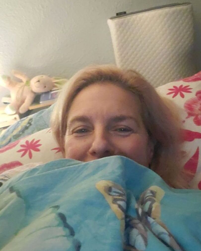 16P Vovó loira posa nua e brinca com sua bunda grande em ação amadora sexy
