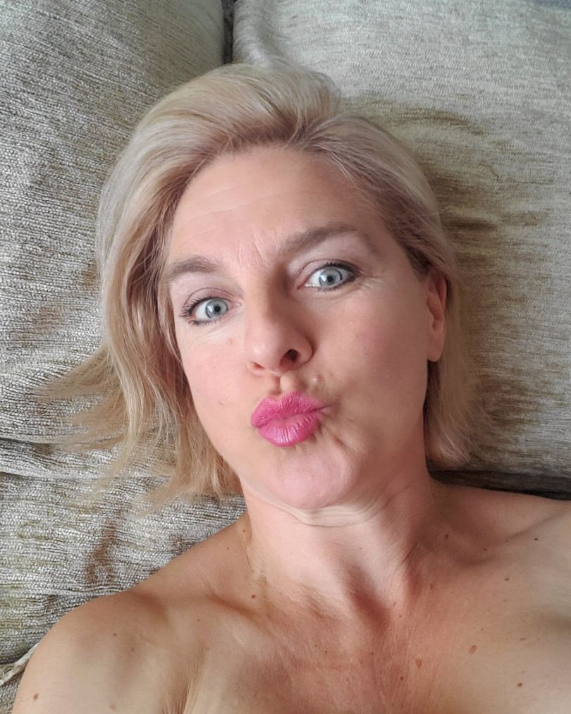 16P Vovó loira posa nua e brinca com sua bunda grande em ação amadora sexy