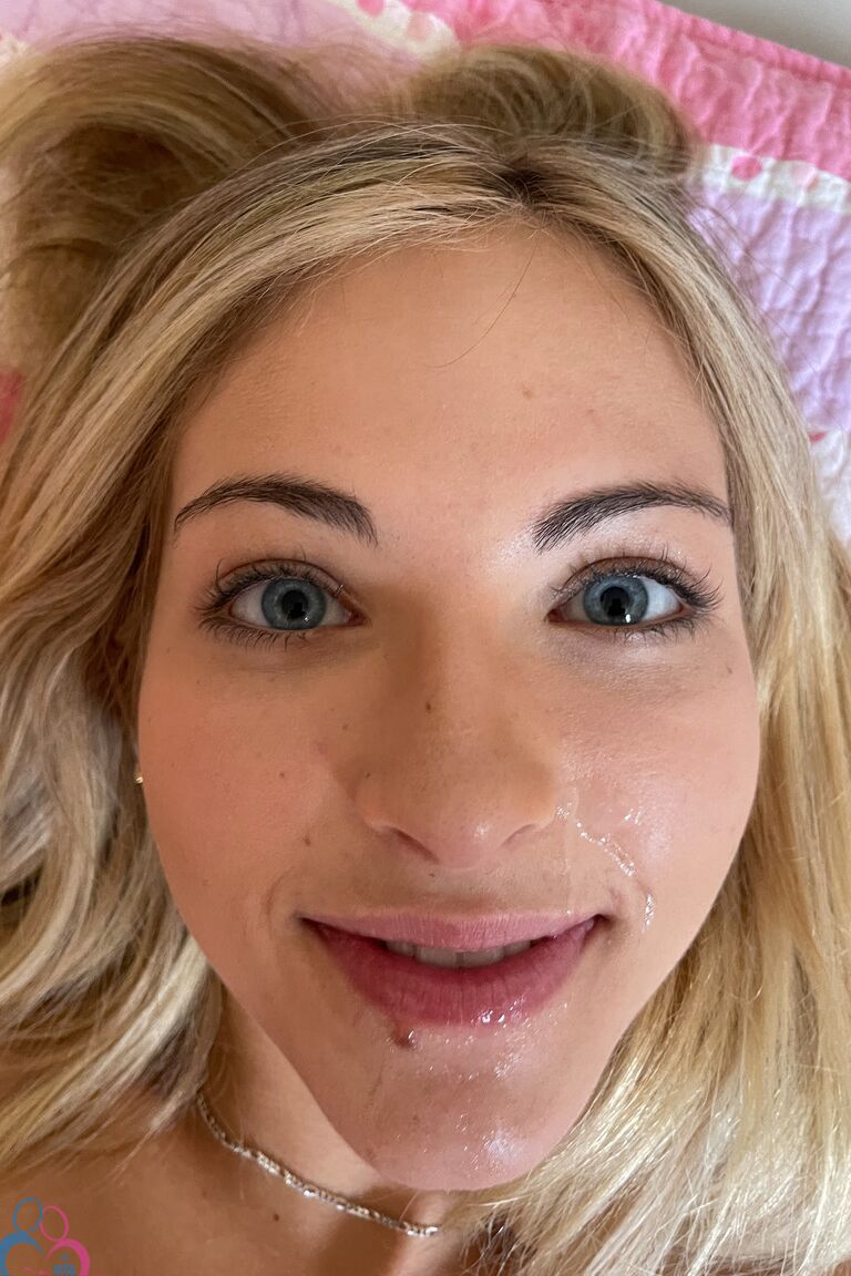21P La novia amateur Emma Bugg hace alarde de su lindo cuerpo pequeño y sus sabrosos agujeros