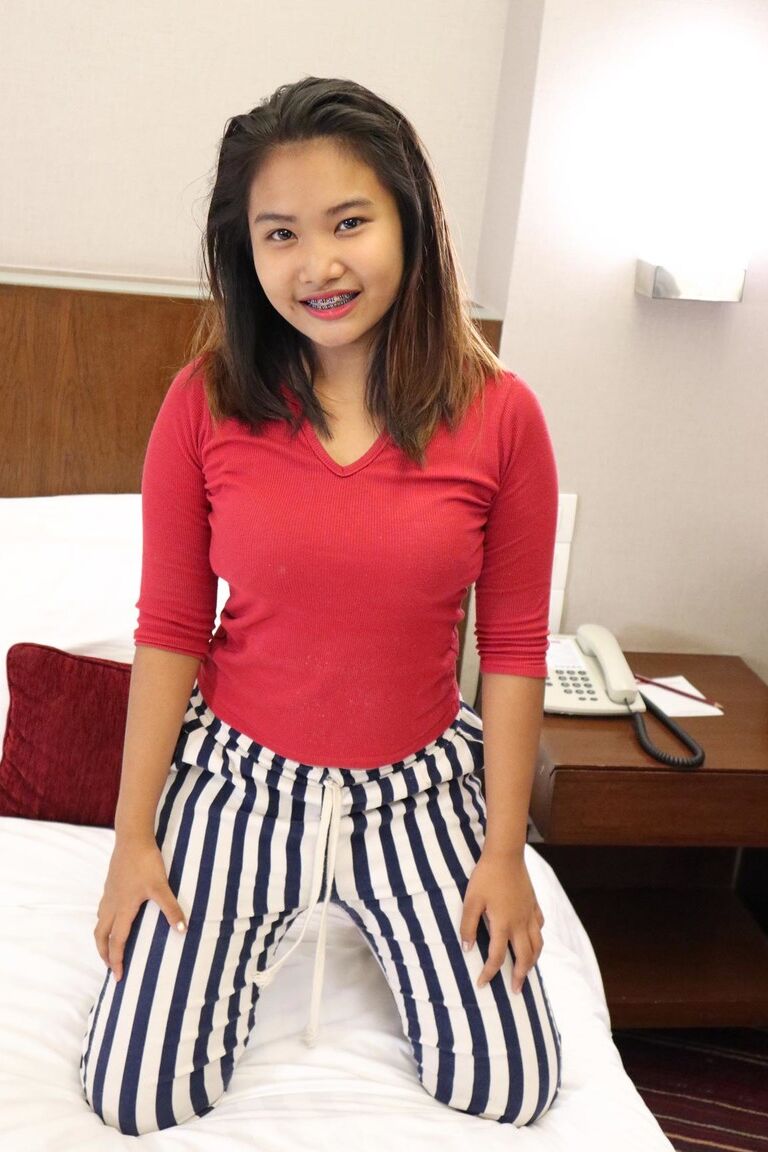 21P A fofa asiática Bem exibe seus grandes beliscões e bunda gostosa em um quarto de hotel