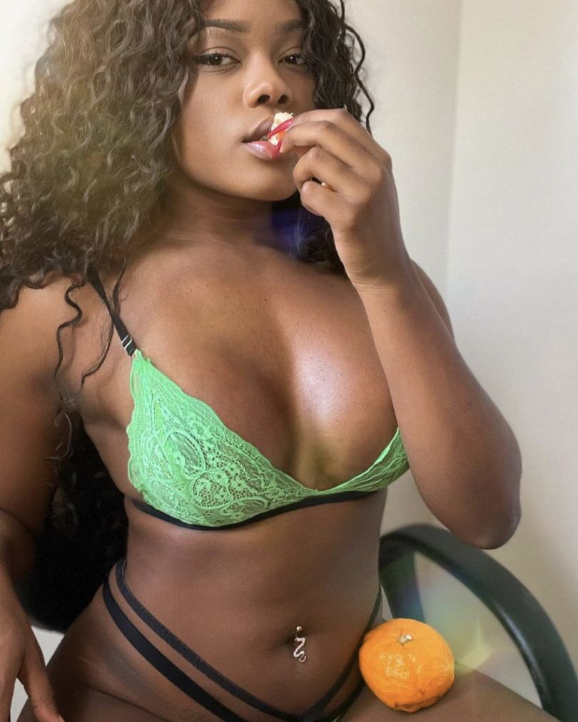 14P Hermosa nena negra muestra su gran botín