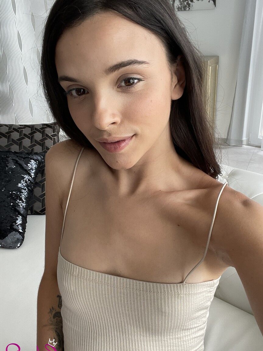 21P Las jóvenes flacas Ohana Petite y Tiffany Tatum juegan con un vibrador negro
