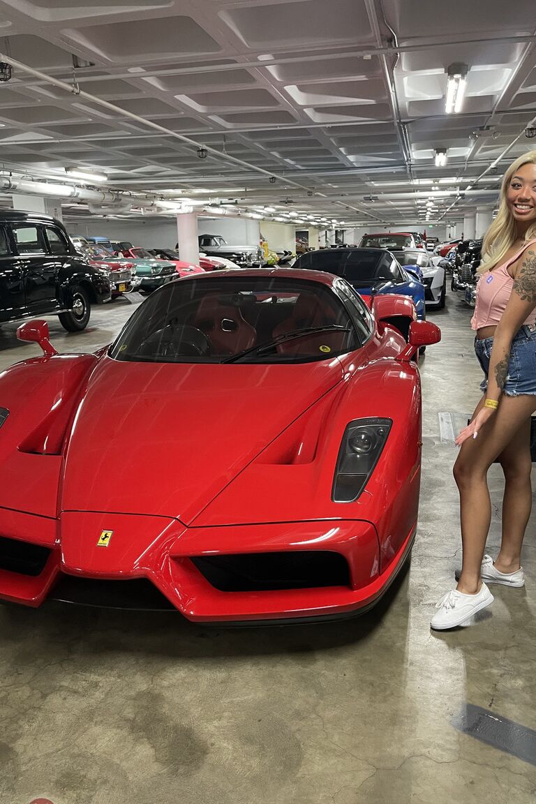 21P La jeune amateur Gia Dibella montre ses jolis gros seins et écarte ses trous.