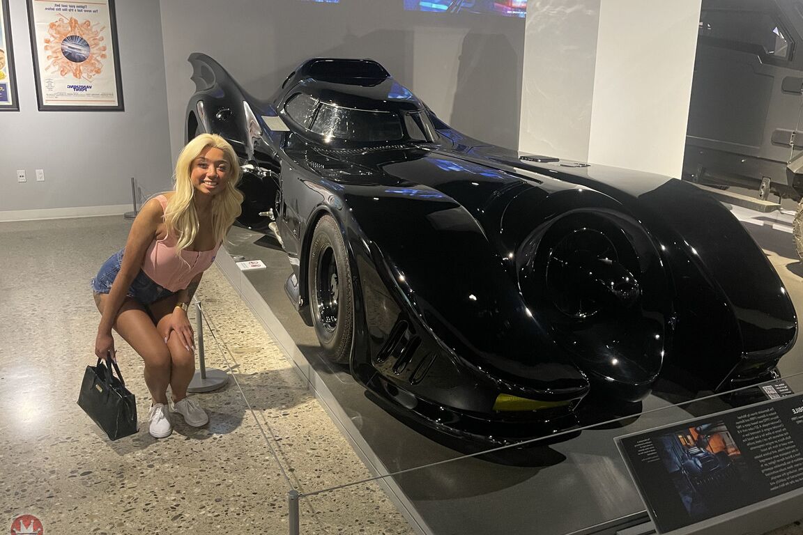 21P La jeune amateur Gia Dibella montre ses jolis gros seins et écarte ses trous.
