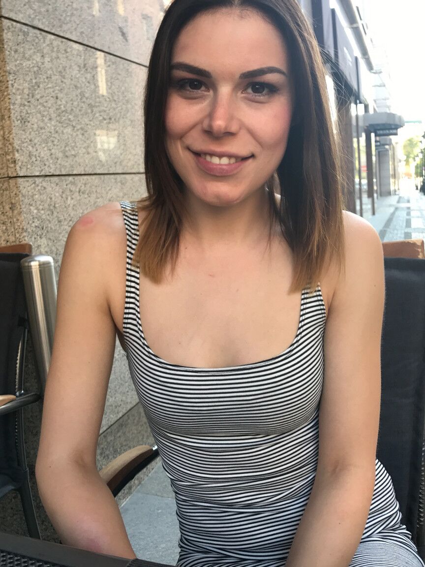 21P La sexy Veronica muestra su culo caliente