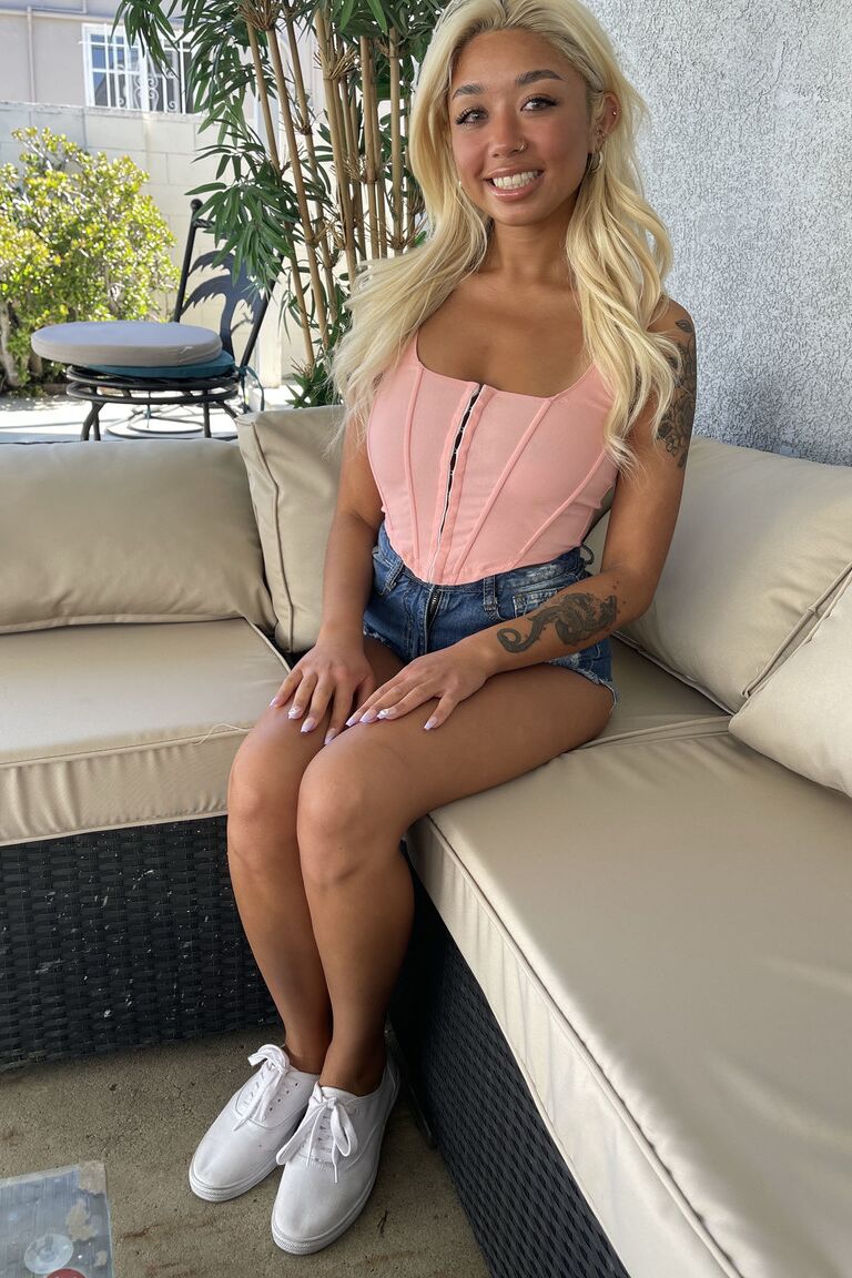 21P Petite Asian beauty Gia Dibella mostra sua bunda redonda