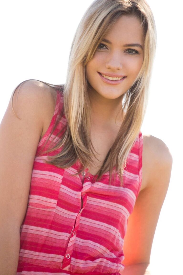 21P La guapa Kenna James muestra sus pezones hinchados