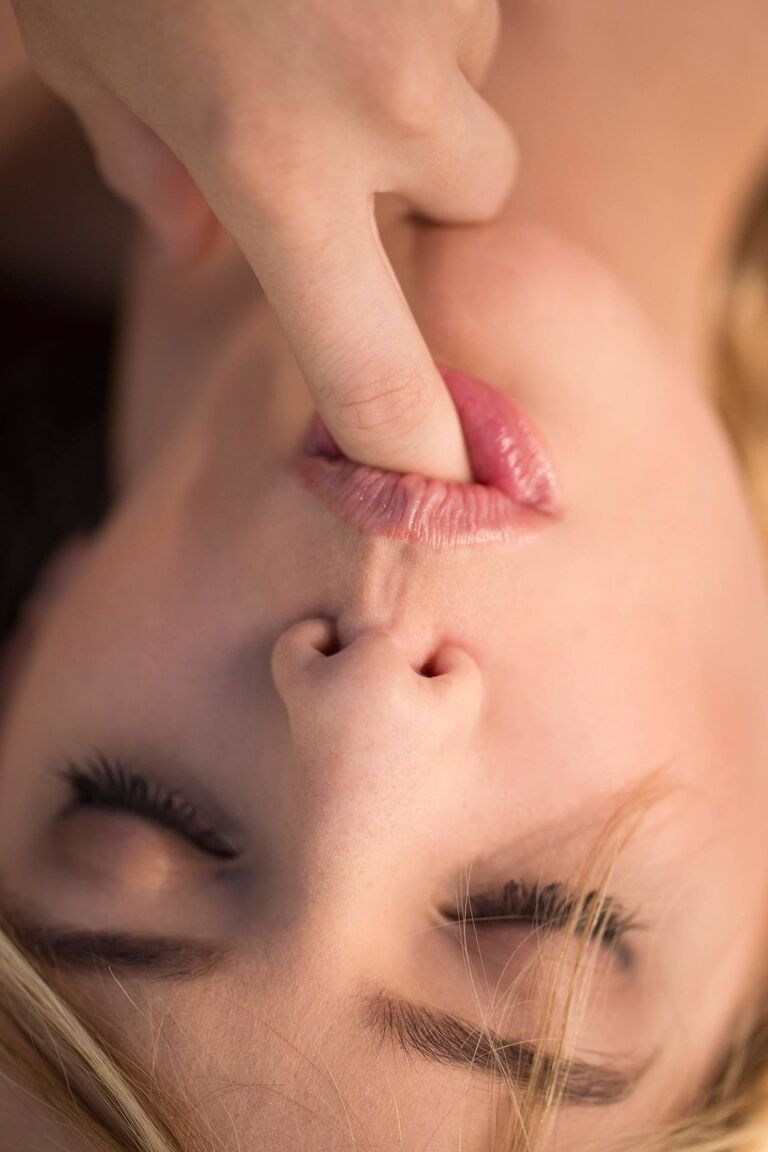 21P La guapa Kenna James muestra sus pezones hinchados