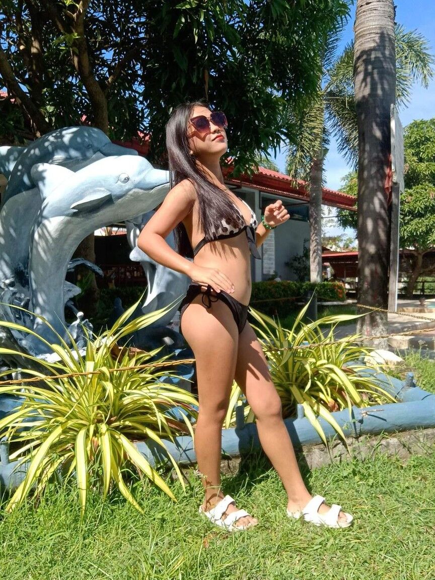 21P Adolescente filipina traviesa posa en bikini sexy al aire libre y en la piscina