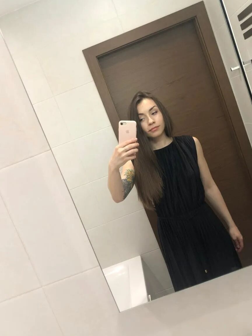 12P Morena sexy se toma selfies desnuda mostrando su gran culo